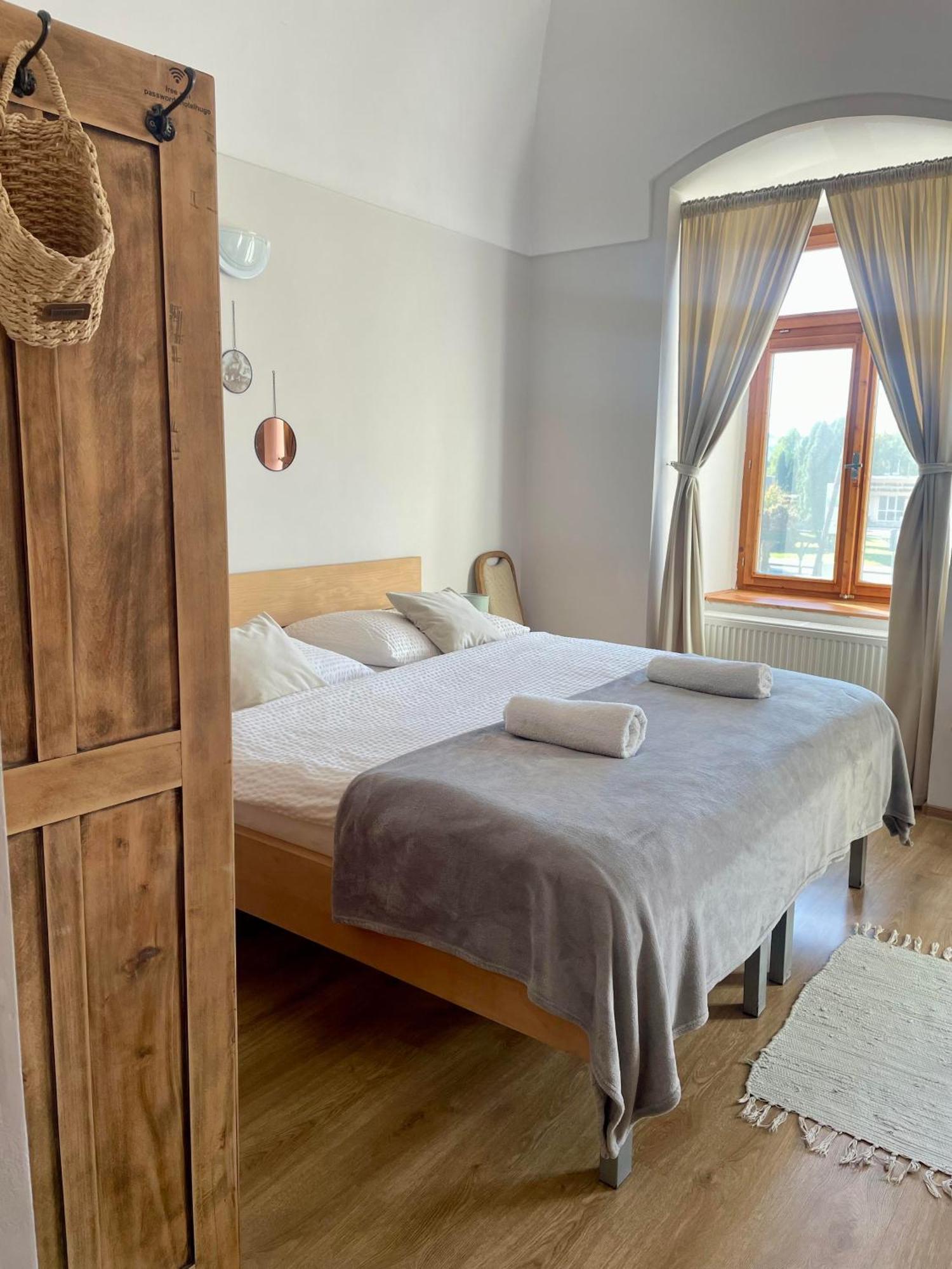 Bed & Breakfast Hugo Plesivec Exterior foto